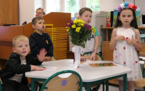 Czwórka dzieci stoi obok siebie