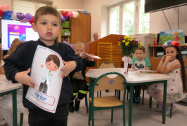 Chłopiec podczas występu 