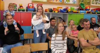 Rodzice i dzieci podczas spotkania 