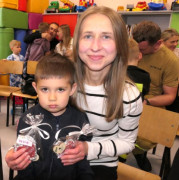 Mały chłopiec siedzi na kolanach kobiety 