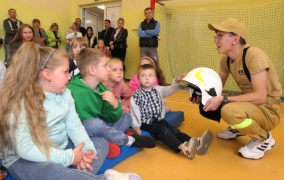 Dzieci podczas spotkania ze strażakami 