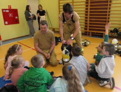Dzieci podczas spotkania ze strażą 