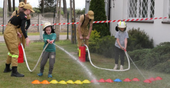 Dzieci podczas zawodów strażackich 