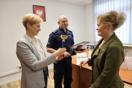 Dwie kobiety i mężczyzna. Moment wręczania pucharu i dyplomu 