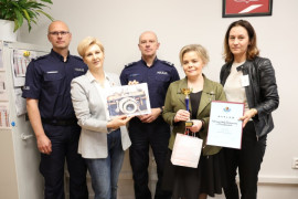 Grupa osób: kobiety i mężczyźni stoją obok siebie