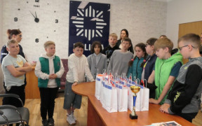 Grupa dzieci stoi obok siebie