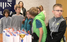 Dzieci stoją obok siebie