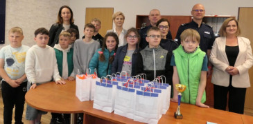 Grupa osób: dorośli i dzieci stoi obok siebie