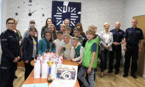 Grupa osób na wspólnym zdjęciu: dorośli i dzieci 