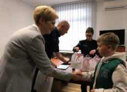 Chłopiec odbiera prezent od kobiety 