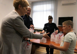Chłopiec odbiera prezent od kobiety 