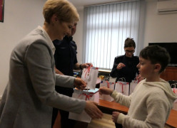 Chłopiec odbiera prezent od kobiety 