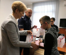 Chłopiec odbiera prezent od kobiety 