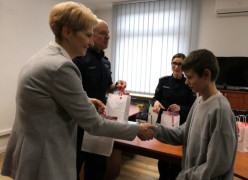 Chłopiec odbiera prezent od kobiety 