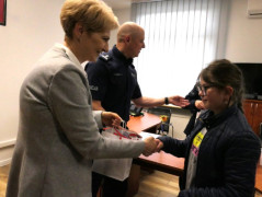 Dziewczynka odbiera prezent od kobiety 