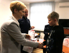 Chłopiec odbiera prezent od kobiety 