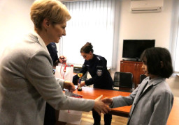 Chłopiec odbiera prezent od kobiety 