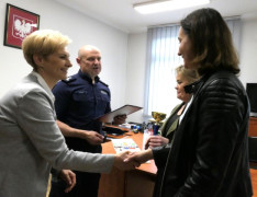Moment gratulacji i wręczania pucharu