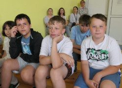 Chłopcy siedzą na ławce 