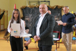 Mężczyzna i dziewczyna. Dziewczyna trzyma w ręku dyplom 