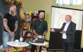 Trzej mężczyźni stoją obok siebie