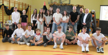 Grupa osób na wspólnym zdjęciu 