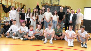 Grupa osób stoi obok siebie: dorośli i dzieci