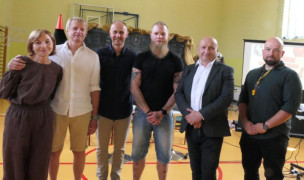 Grupa osób stoi obok siebie