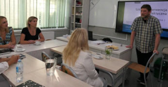 Mężczyzna prowadzi szkolenie, w którym uczestniczą kobiety 
