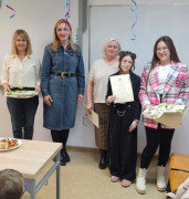Trzy kobiety i dwie dziewczynki stoją obok siebie. Moment ręczenia nagród 