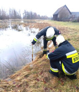 Strażacy OSP Szczepocice podczas monitorowania poziomu wody rzeki Warty 