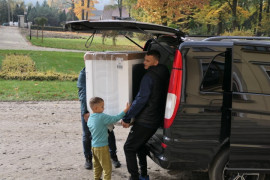 Samochód, mężczyźni podczas rozładunku 