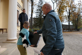 Mężczyzna i chłopiec wchodzą do budynku