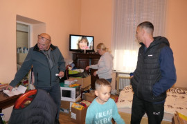 Grupa osób w mieszkaniu