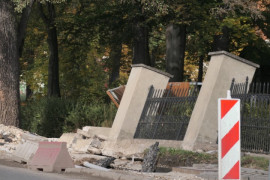 Zniszczone ogrodzenie