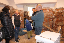Mieszkanie po zalaniu. Widoczna grupa osób