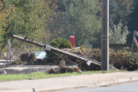 Powalony słup energetyczny 