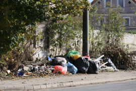 Zniszczone rzeczy przez powódź leżą na chodniku 
