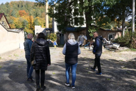 Grupa osób idąca obok siebie