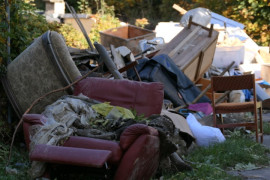 Rzeczy zniszczone przez powódź: widoczne kanapy, fotele