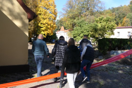 Grupa osób idąca obok siebie