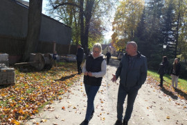 Kobieta i mężczyzna idący obok siebie