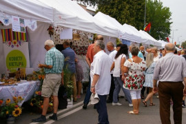 Stoiska wystawiennicze Kół Gospodyń Wiejskich, które odwiedza liczna grupa osób