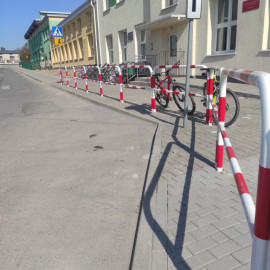 Zbliżenie na barierki chodnika przed szkołą w Strzałkowie