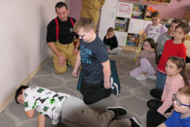 Uczniowie czynnie uczestniczą w pokazie udzielania pierwszej pomocy 