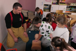 Uczniowie czynnie uczestniczą w pokazie udzielania pierwszej pomocy