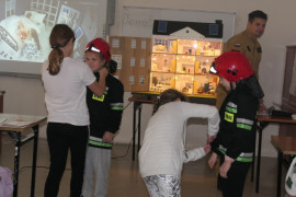 Uczennice PSP w Strzałkowie podczas przymierzania strażackiej odzieży 