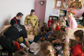 Uczniowie obserwujący pokaz udzielania pierwszej pomocy przez druhów OSP Strzałków 