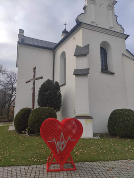Pojemnik przed kościołem w Strzałkowie