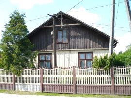 Drewniana chata w miejscowości Płoszów 